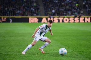 mk体育官网-英媒：多家英国俱乐部有意门兴年轻后卫乌尔里希，含热刺及利兹联