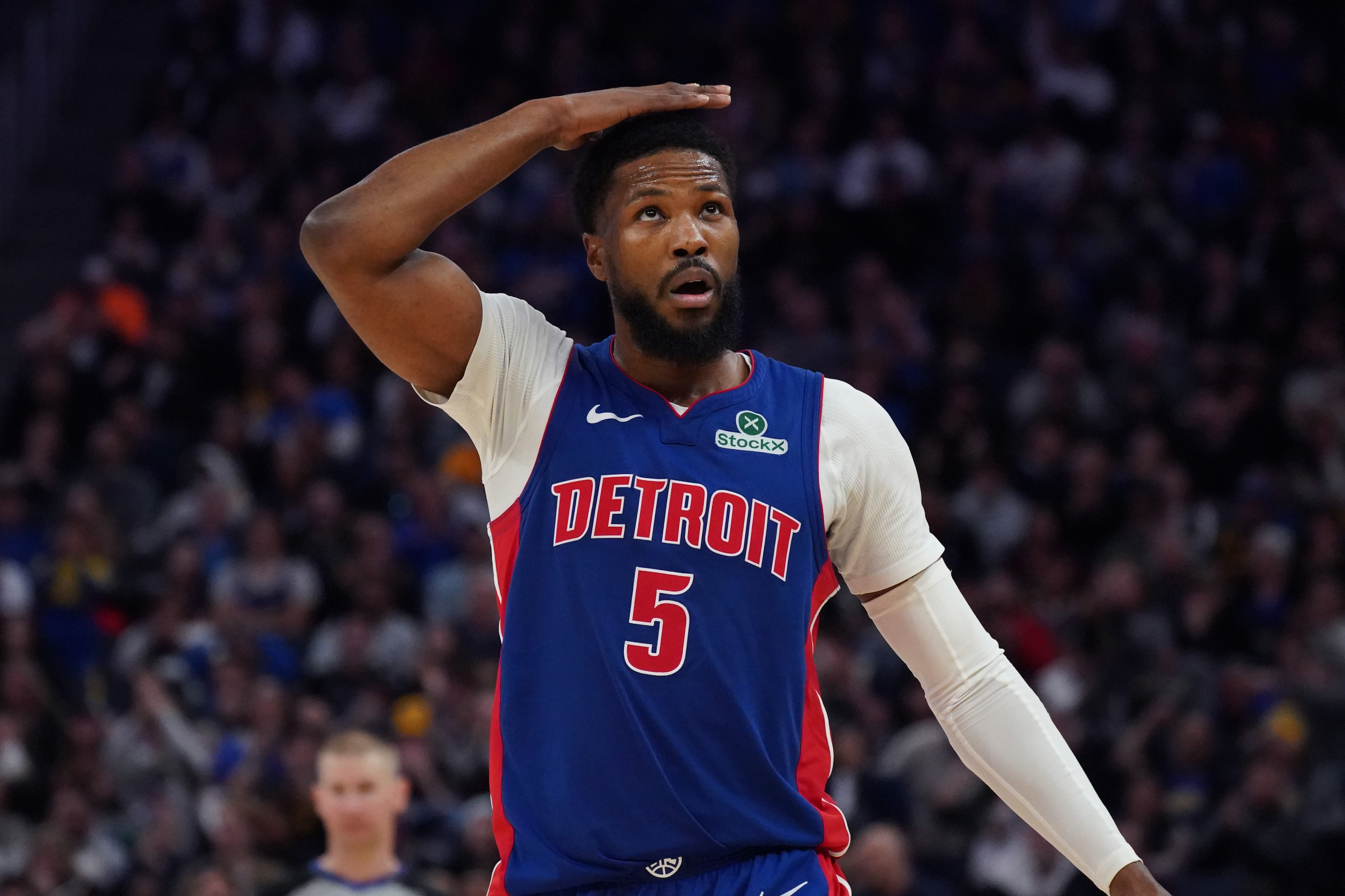 mk体育官网-场均16.3分&amp;三分41.6%！火媒：火箭还有名额空缺 应追比斯利吗？