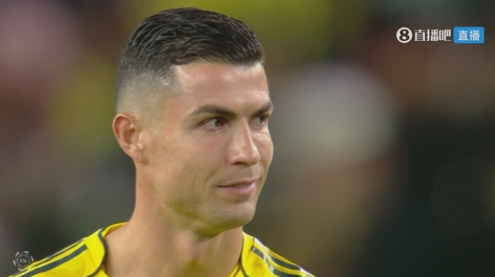 整无语了！胜利门将出击离谱失误致丢球，C罗无奈摇头苦笑